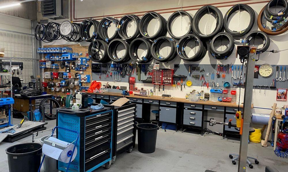 Das Bild zeigt eine gut ausgestattete Fahrradwerkstatt in Wien 9.