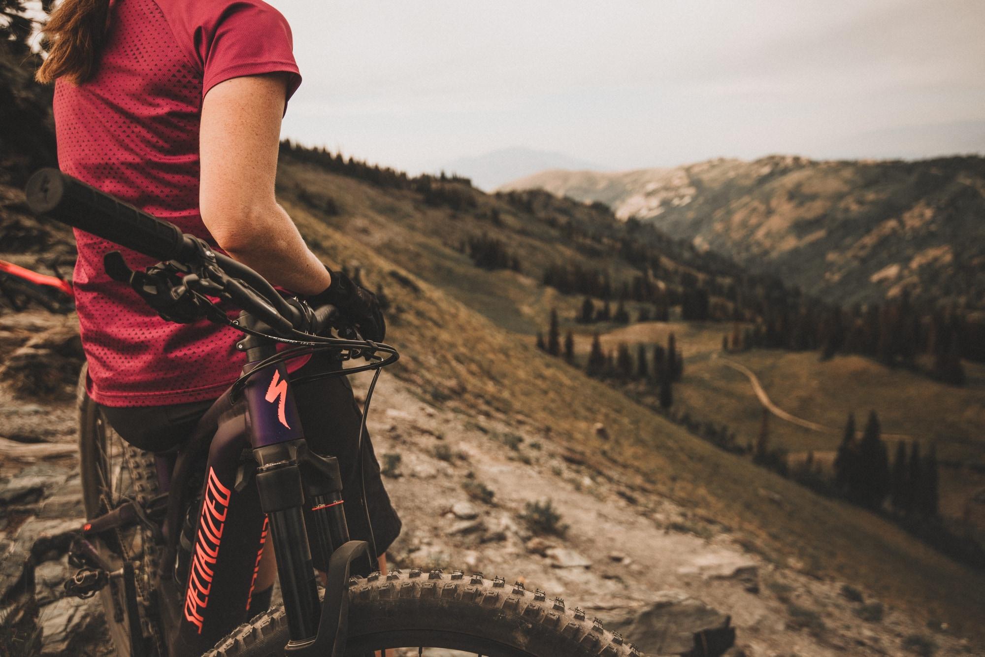 Abenteuer in den Bergen mit einem Specialized Mountainbike. Perfekt für Offroad-Erlebnisse und anspruchsvolle Trail