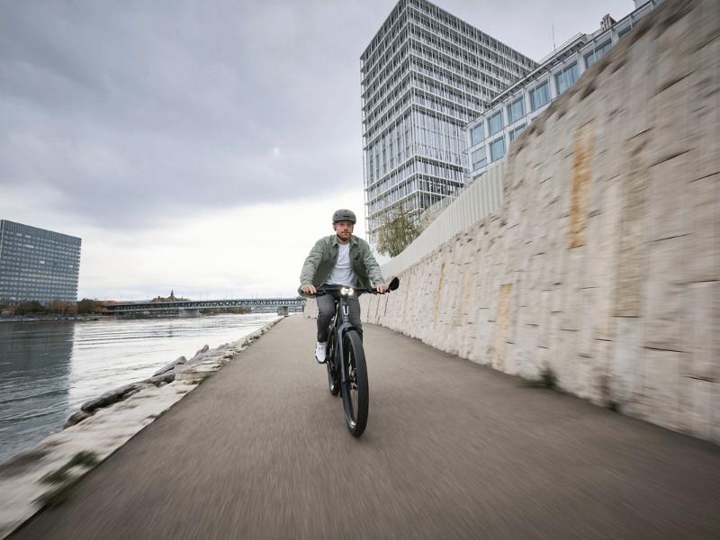 Ein Mann fährt im urbanen Umfeld mit dem Stromer ST5 S-Pedelec