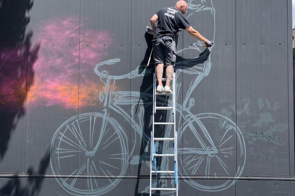 Künstler Eugen Schramm am Werk