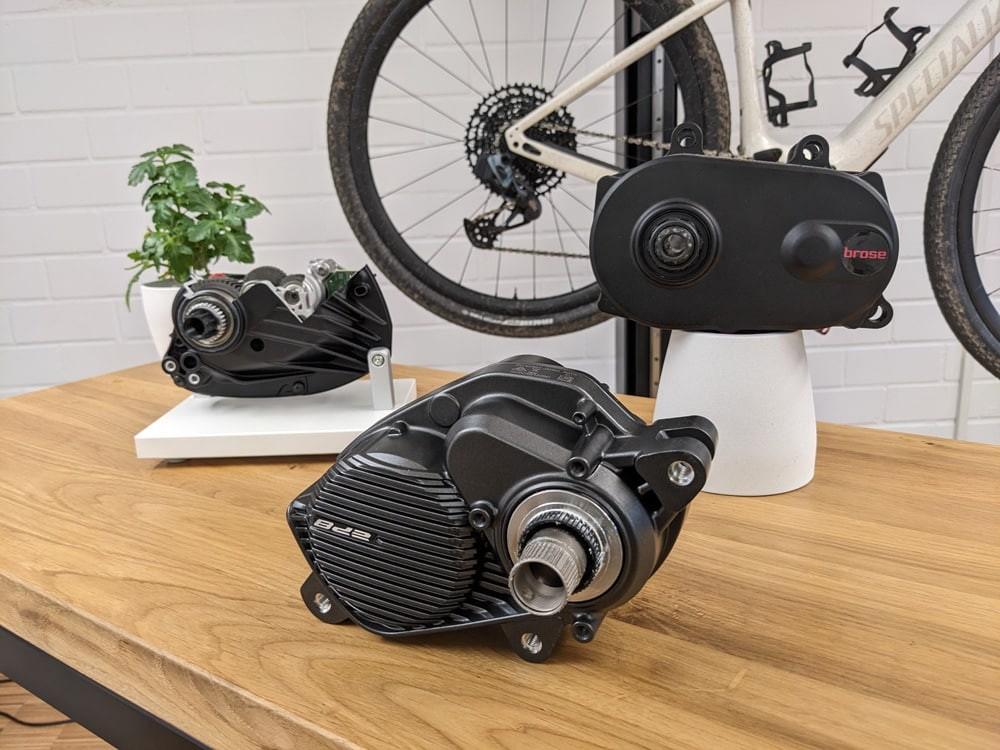 Auf einem Tisch liegen Bosch, Brose und Shimano Motoren