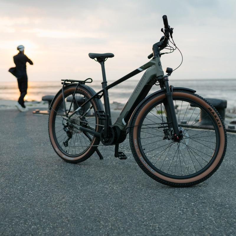 Kalkhoff e-Bike vor dem Meer, im Hintergrund e-Bike Fahrer