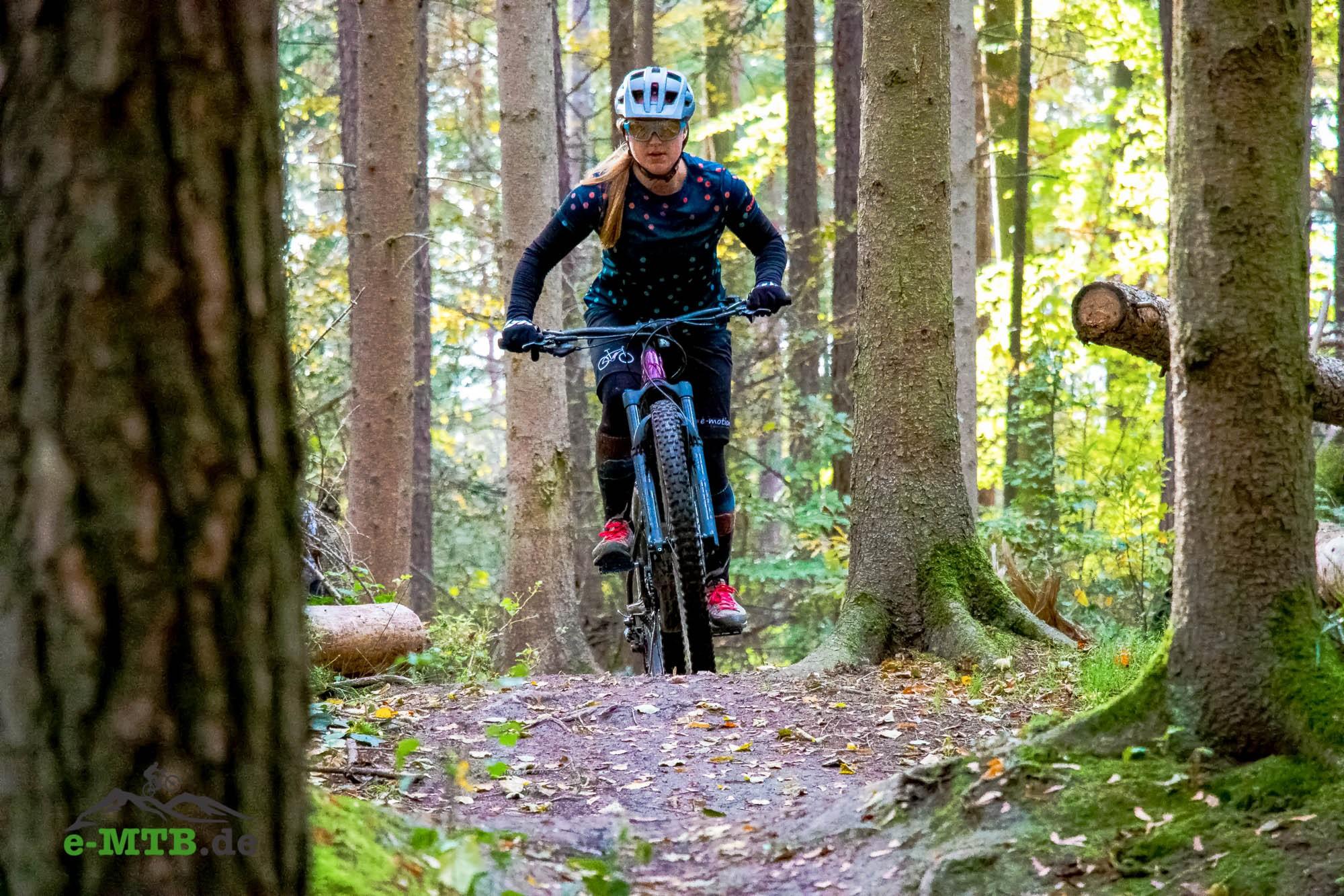 Jenny durch den Wald auf dem Liv Intrigue X E+