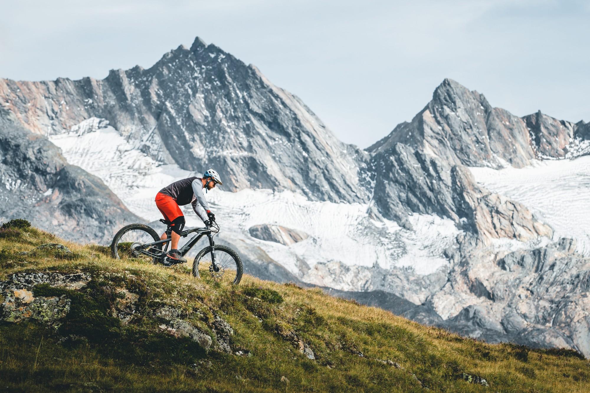 Das Bild zeigt ein E-Bike, das Modell M1 Spitzing Evolution, in einer beeindruckenden alpinen Umgebung.