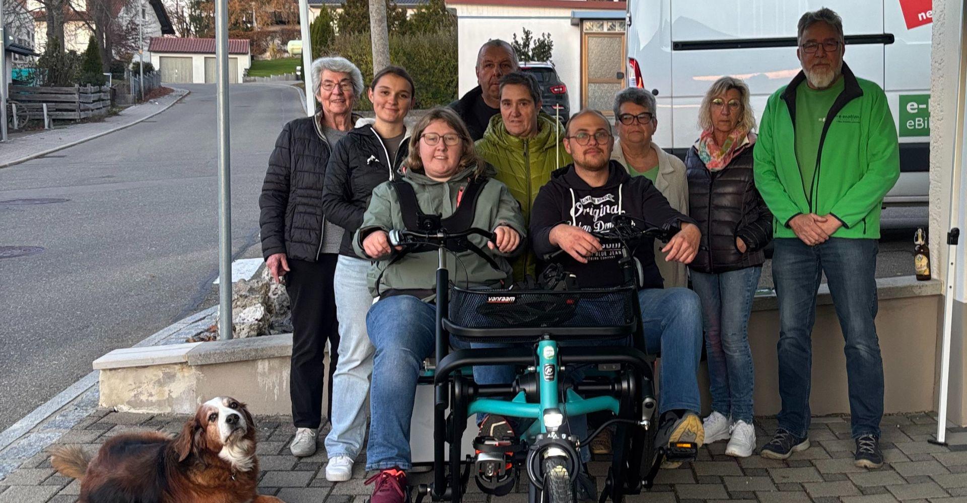 Madleen umgeben von ihren Liebsten auf ihrem neuen Fun2Go