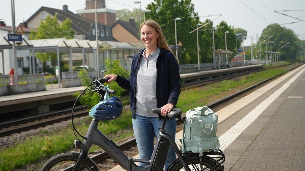 Das Bild zeigt Tina mit einem Hercules Rob Folg R8 an einem Bahnhof