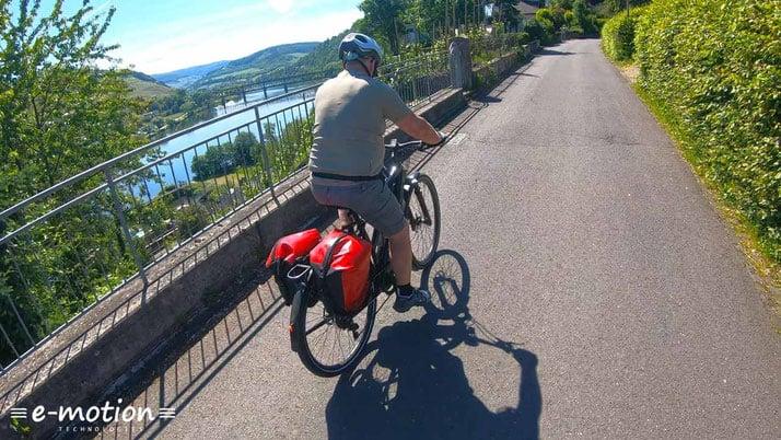 Mann auf Specialized Turbo Vado 5.0 E-Bike auf ländlicher Straße