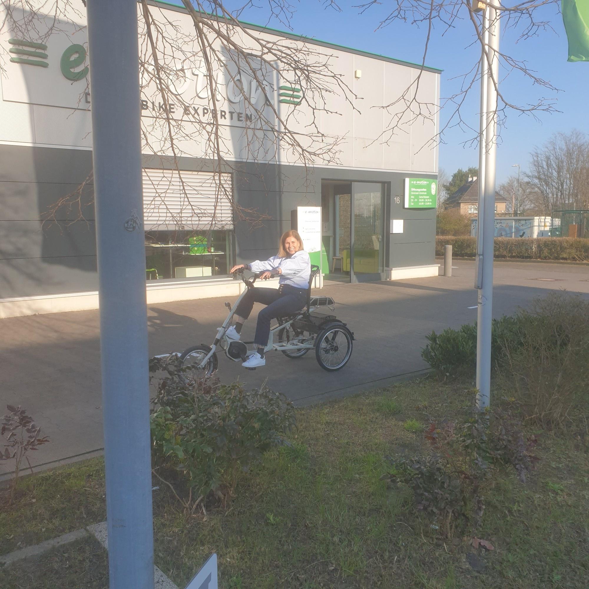 Frau fährt  mit der e-motion Scoobo e-Dreirad Sonderedition