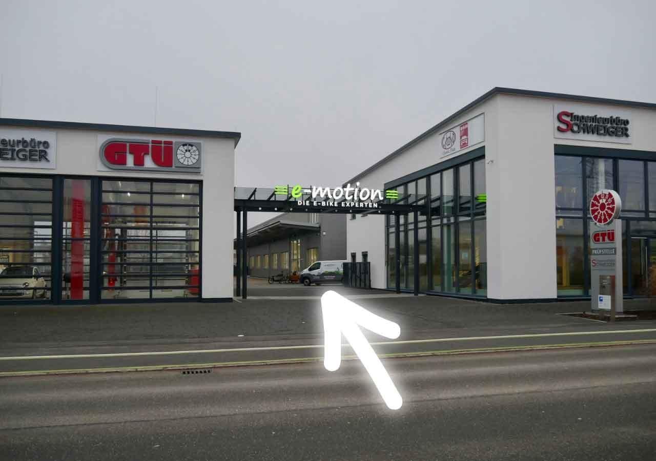 Das Bild zeigt den Eingang zur e-motion e-Bike Welt in Offenburg.