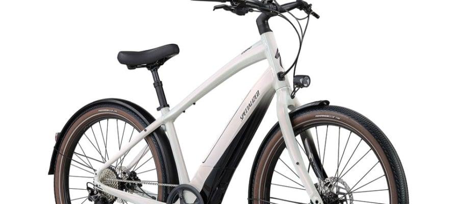 Weißes Specialized Turbo Como LTD E-Bike mit schwarzem Sattel und braunen Reifen