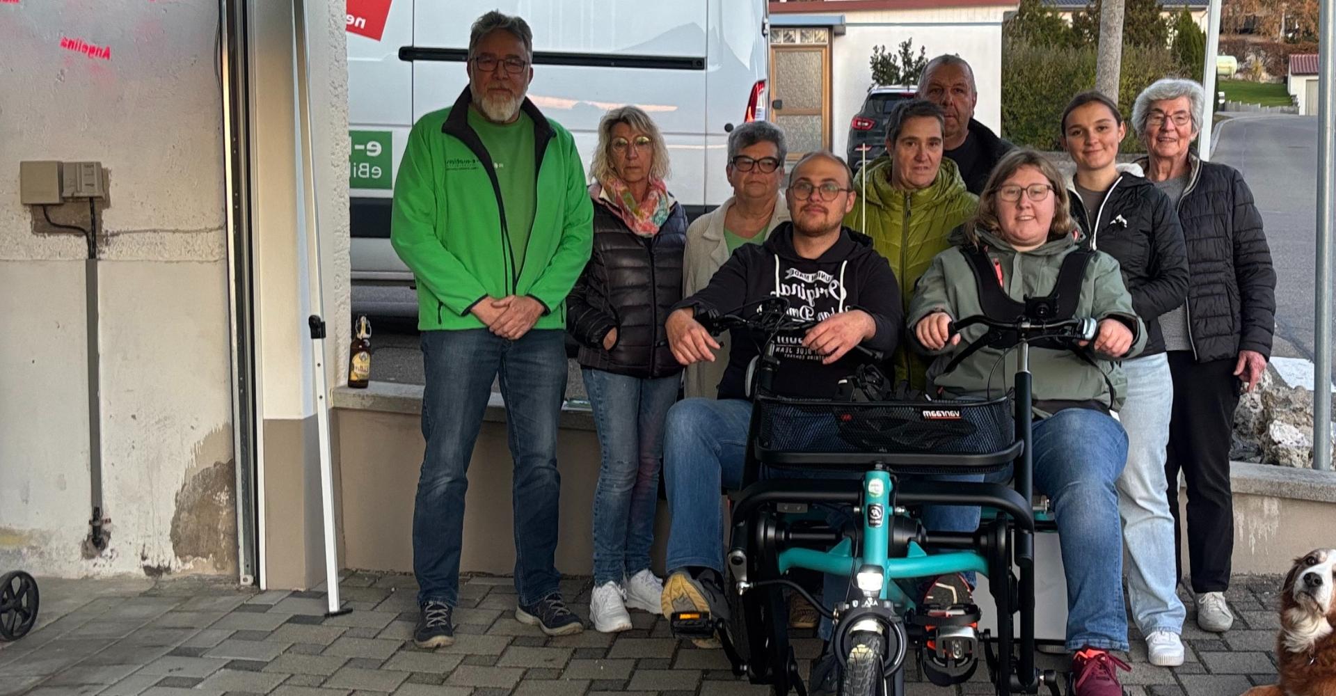 Madleen umgeben von ihren Liebsten auf ihrem neuen Fun2Go