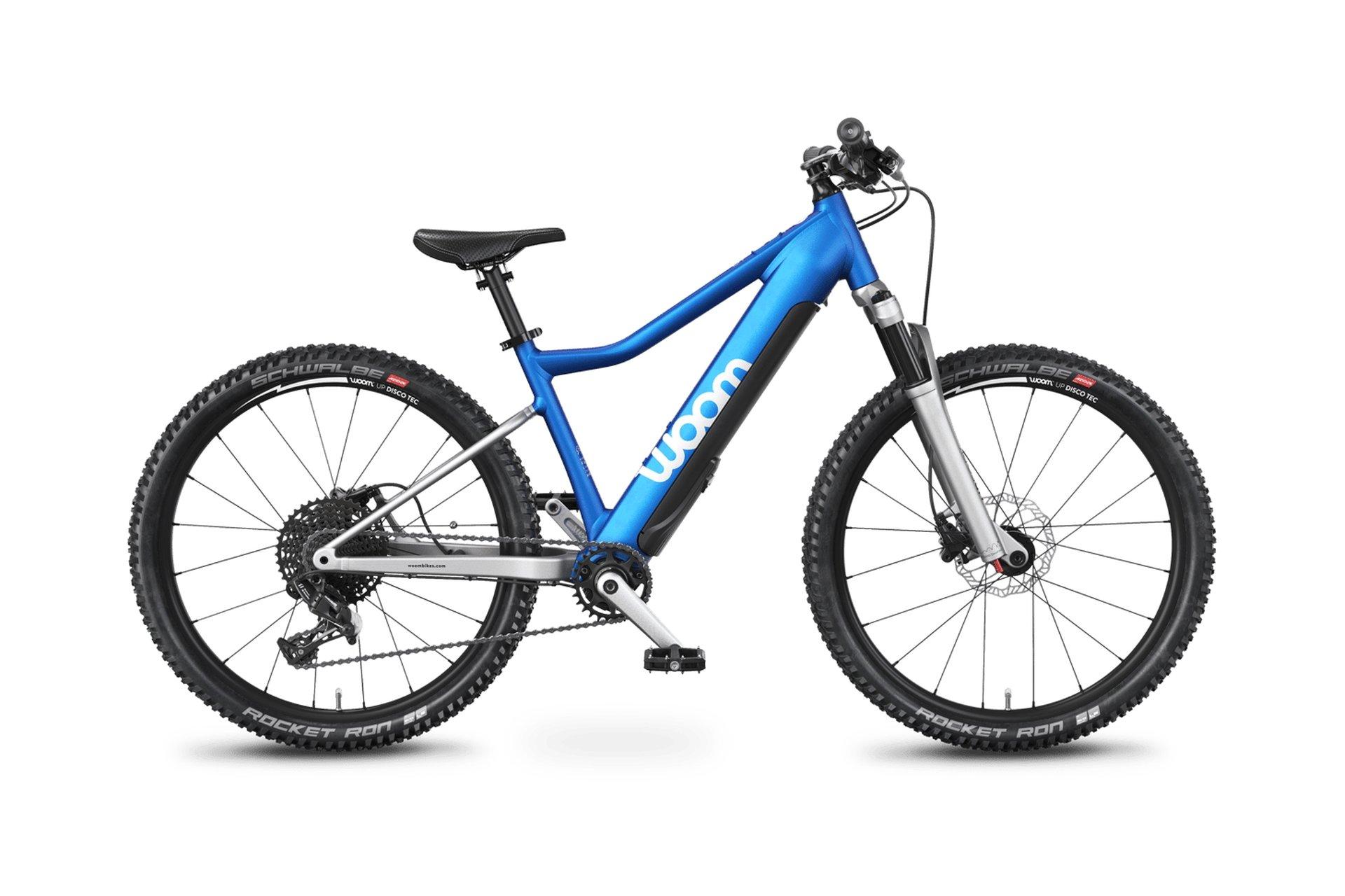 Entdecken Sie das blaue Woom E-Mountainbike, ideal für Abenteuerfahrten mit robusten Schwalbe-Reifen und sportliche