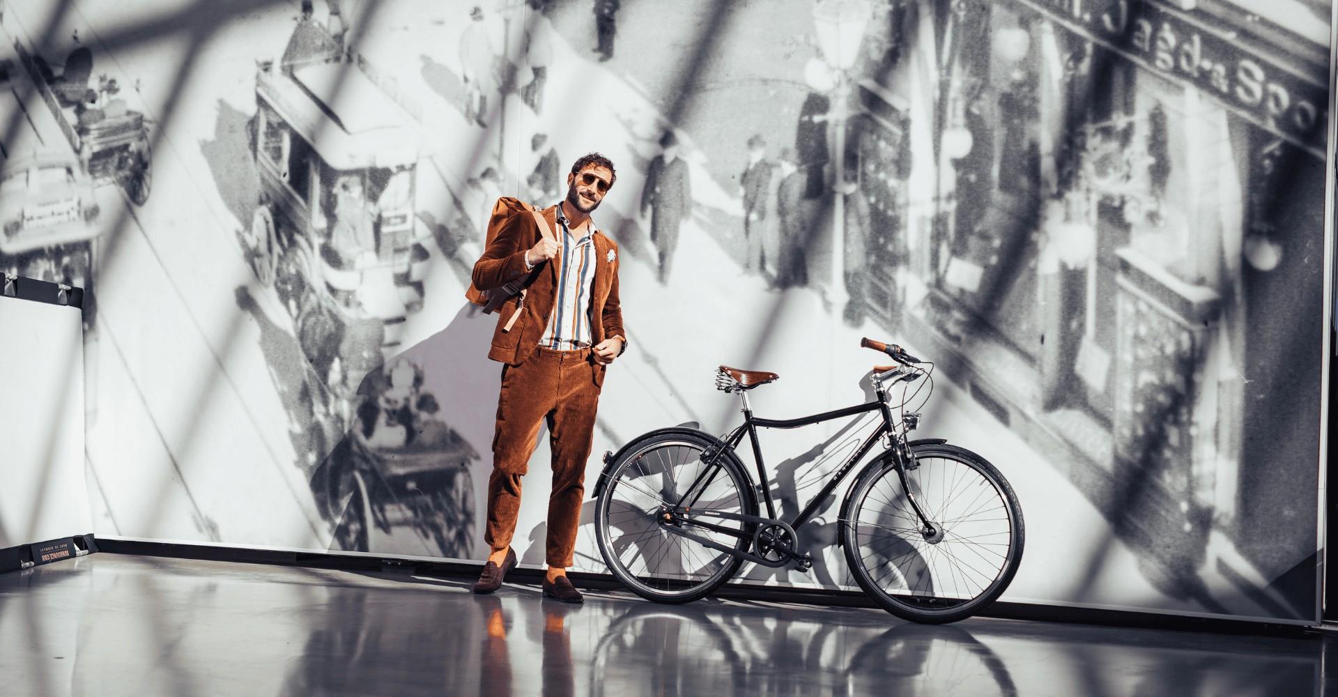 Eine Person steht neben einem Wanderer Bike