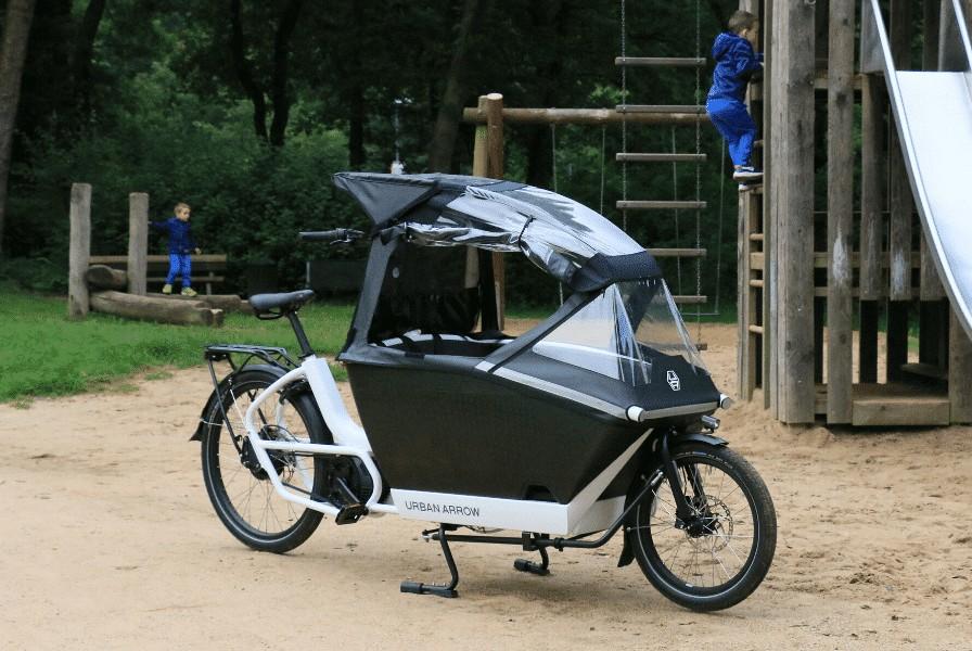 Das Bild zeigt ein Urban Arrow Family auf einem Spielplatz