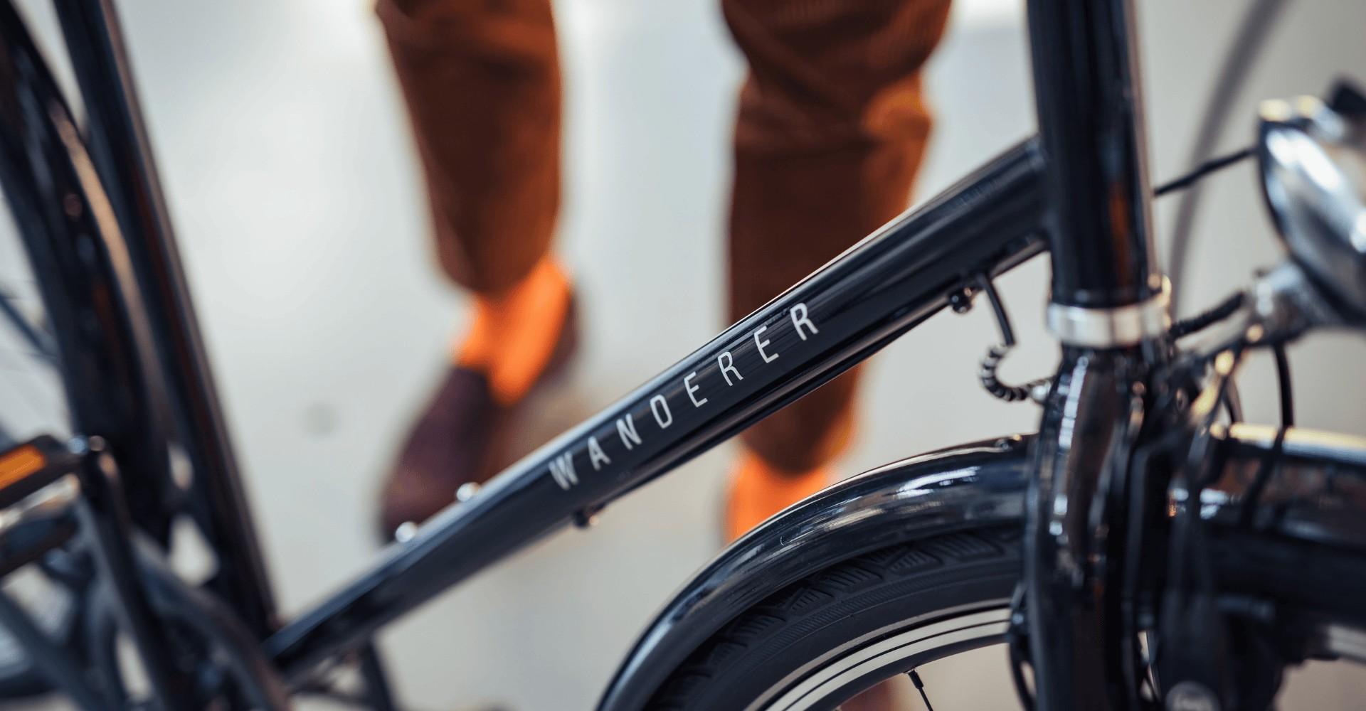 Ein Wanderer Bike im Vordergrund, im Hintergrund eine Person