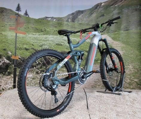 Enduro E-MTB Haibike auf steinigem Untergrund in Berglandschaft