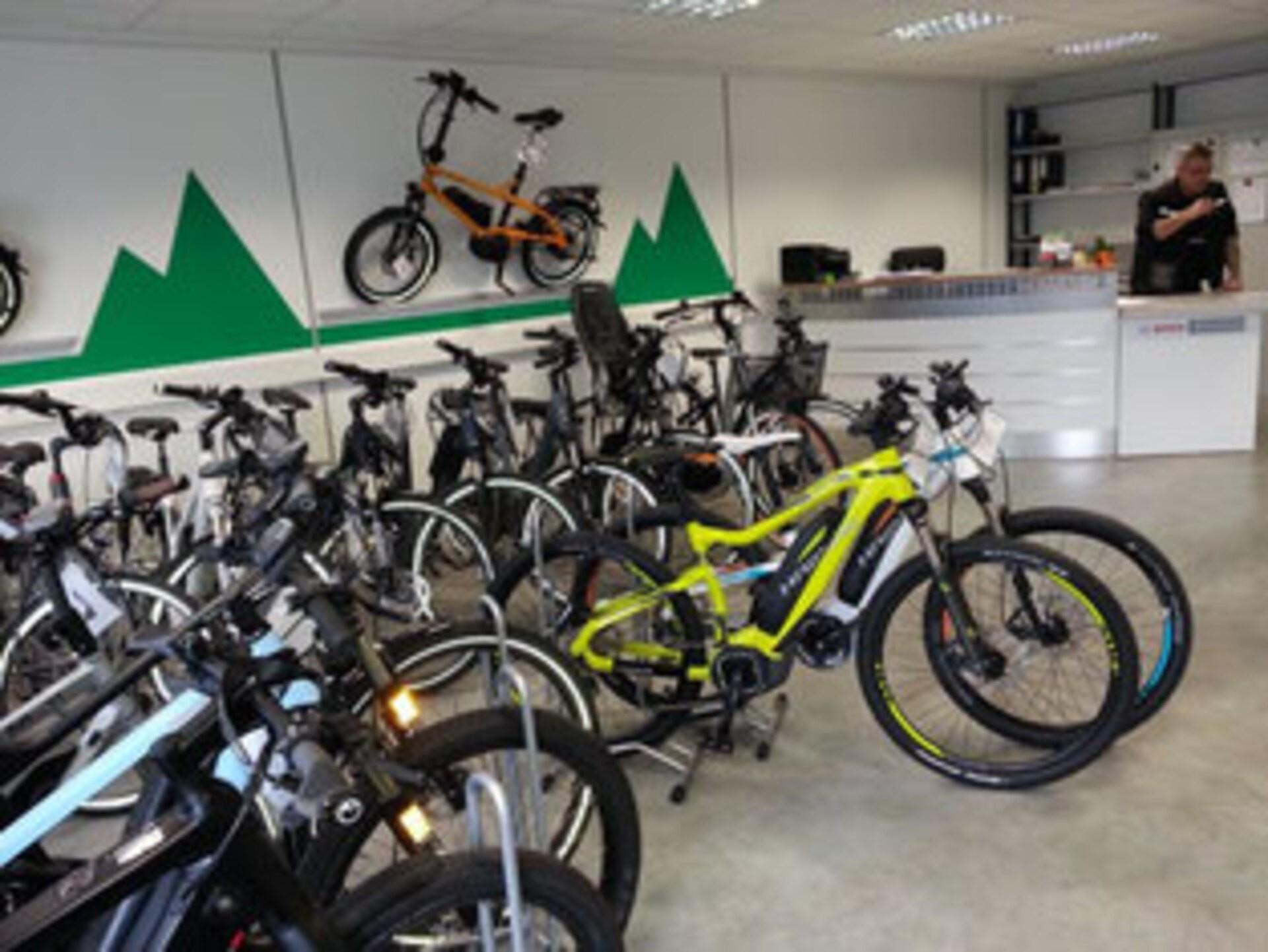 Das Bild zeigt das Innenleben der e-motion e-Bike Welt in München West, wo e-Bikes ausgestellt sind.