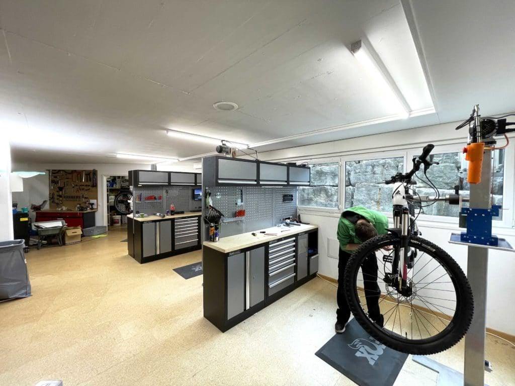 Moderne Fahrradwerkstatt mit Reparaturstationen und Werkzeugen