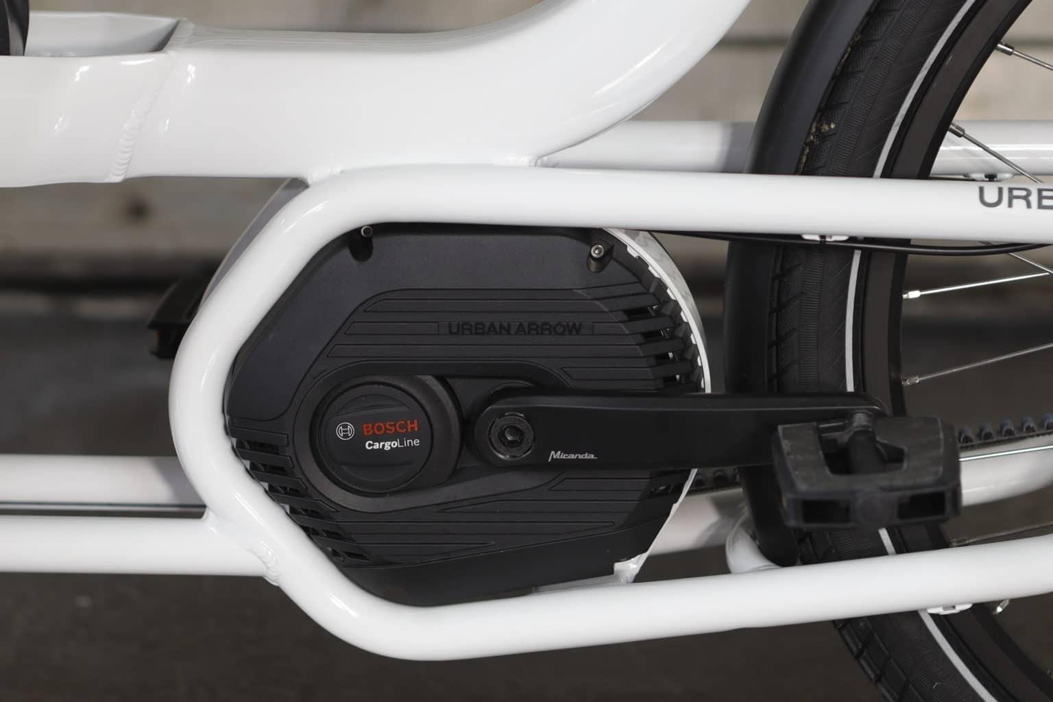 Das Bild zeigt einen Bosch Performance CX Cargo Line an einem Urban Arrow Family