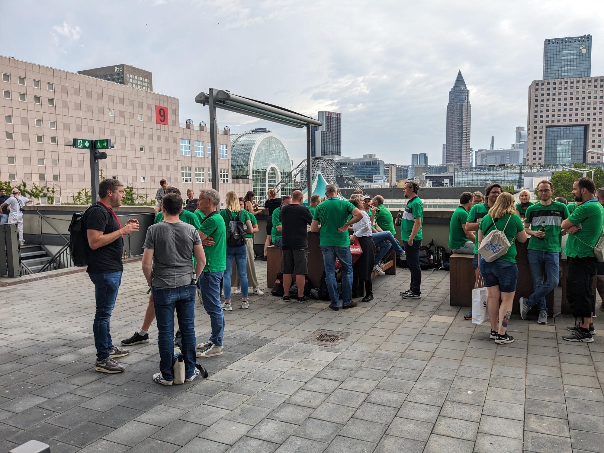 Das Bild zeigt das Team von e-motion, das sich in einer urbanen Umgebung für die Eurobike 2023 versammelt.