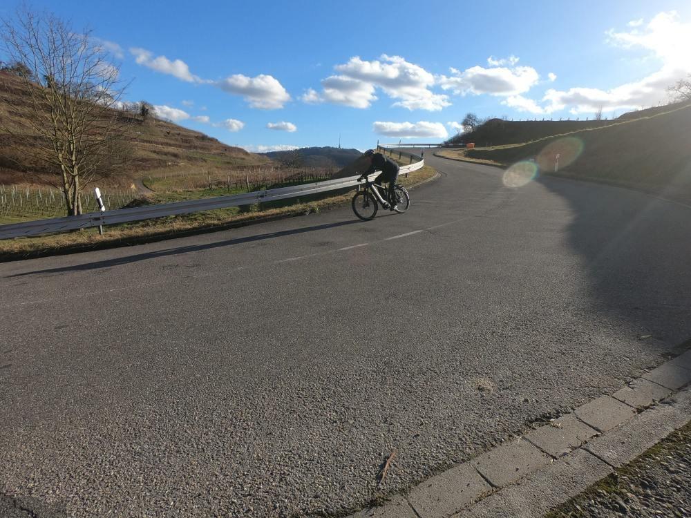 Das Bild zeigt einen Mann, der ein Riese & Müller Charger3 GT Vario die Straße herunter fährt