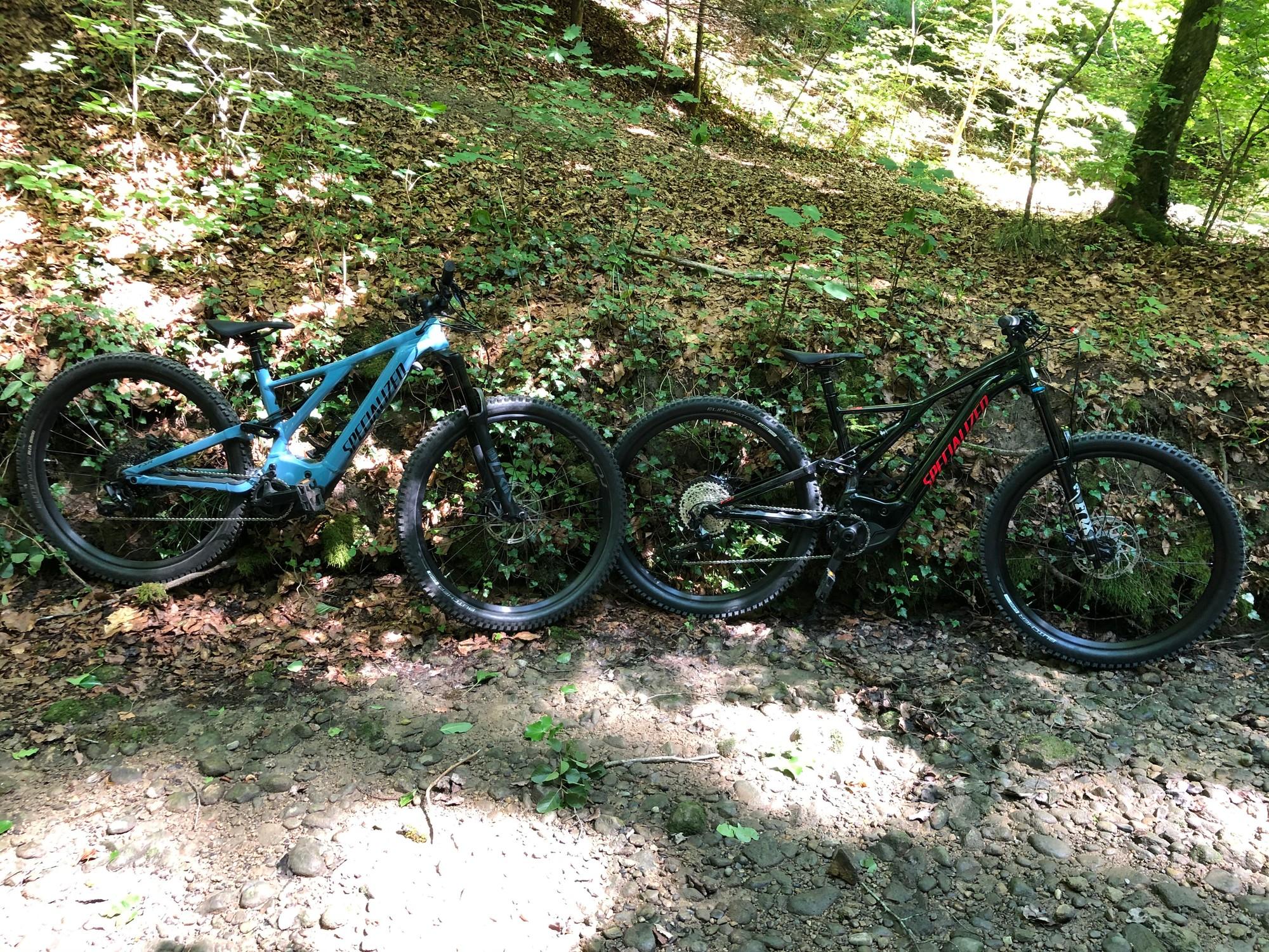 Specialized Turbo Levo Comp 2020er und 2021er lehnen nebeneinander