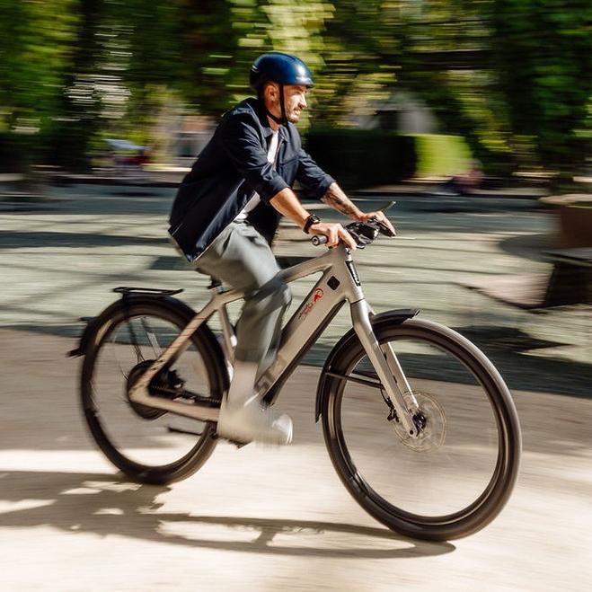 Ein Mann fährt draußen auf der Straße mit dem Stromer ST3 e-Bike