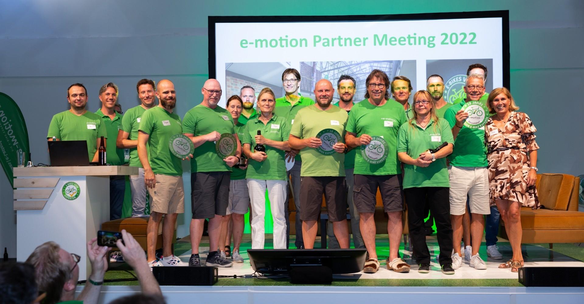 Es stehen einige Franchisepartner auf der Bühne und haben eine Auszeichnung erhalten.