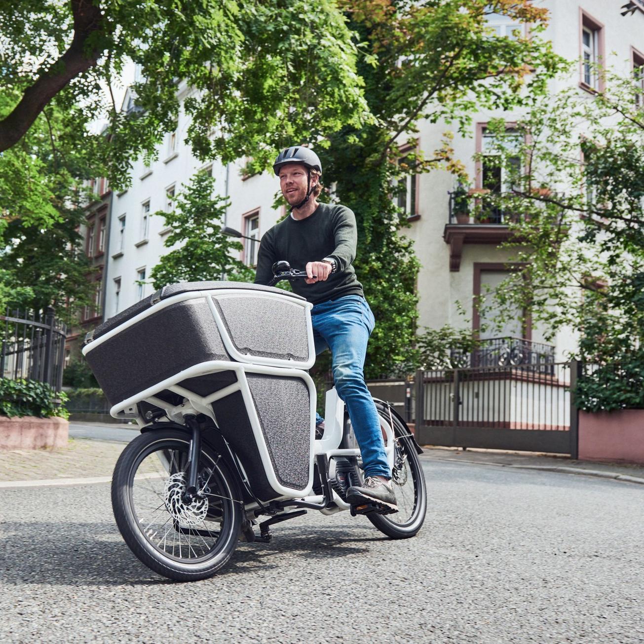Ein Mann fährt auf dem Urban Arrow Shorty in die Kurve