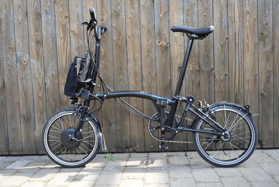 Das Bild zeigt ein Brompton Klapp e-Bike C-Line