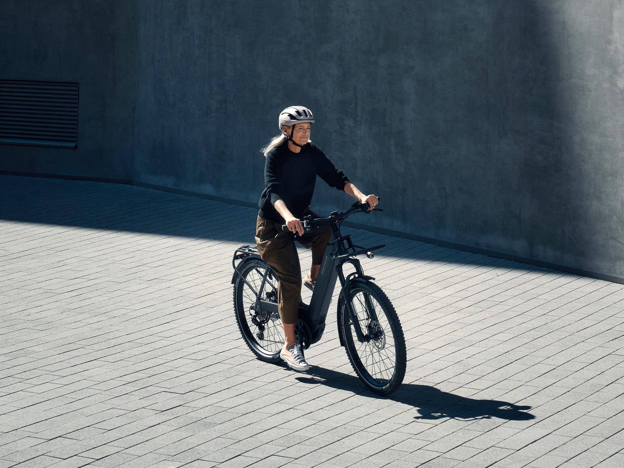 Entdecken Sie das Riese & Müller Nevo4: innovatives E-Bike-Design für urbanes Fahren. Perfekt für stilbewusste Aben