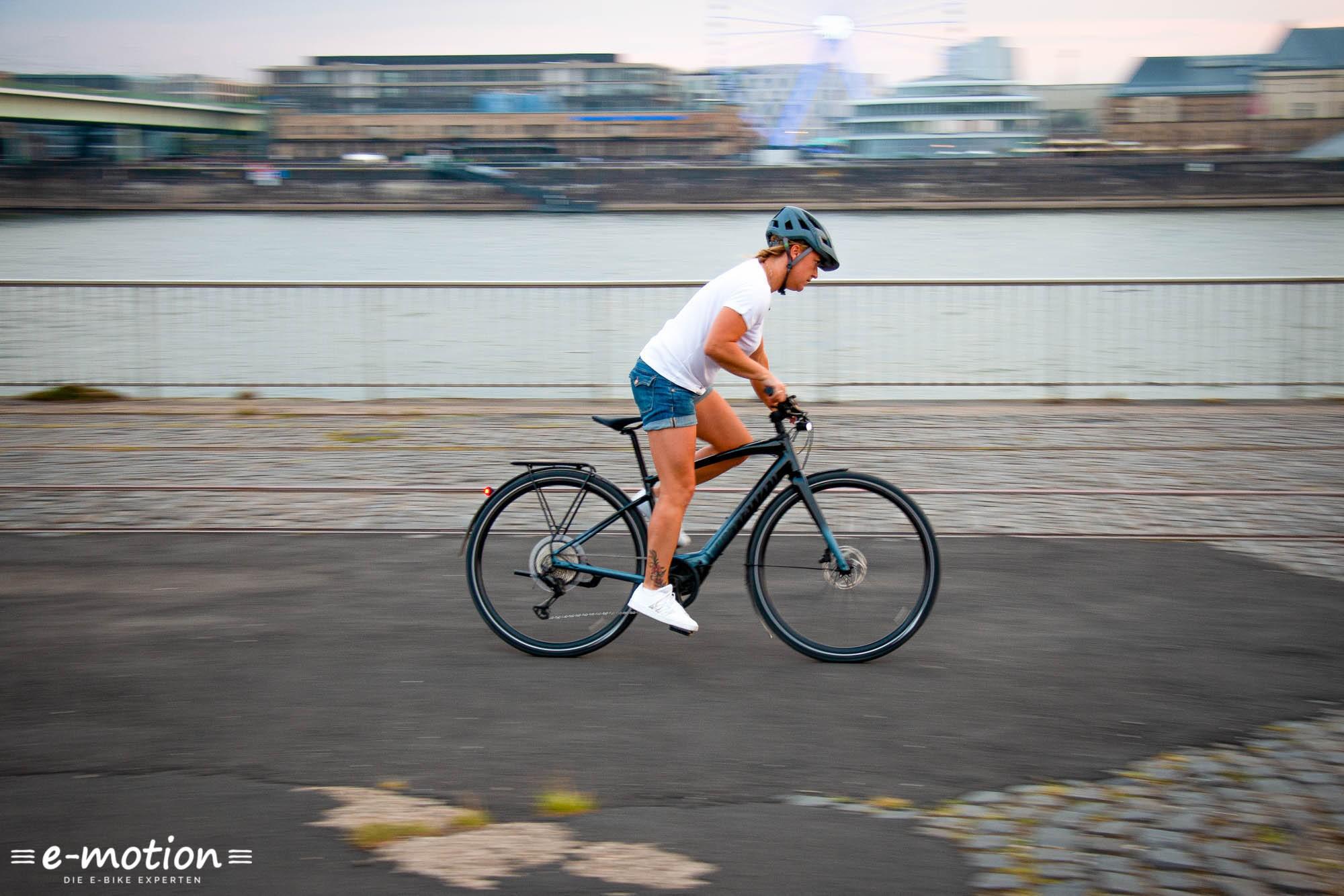 Jenny fährt auf dem Specialized Vado SL die Straße entlang