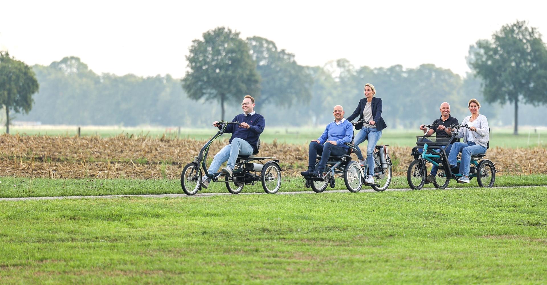 Ein Gruppe von Personen fährt die verschiedenen Modelle des Van Ramm Fun2Go durch die Natur