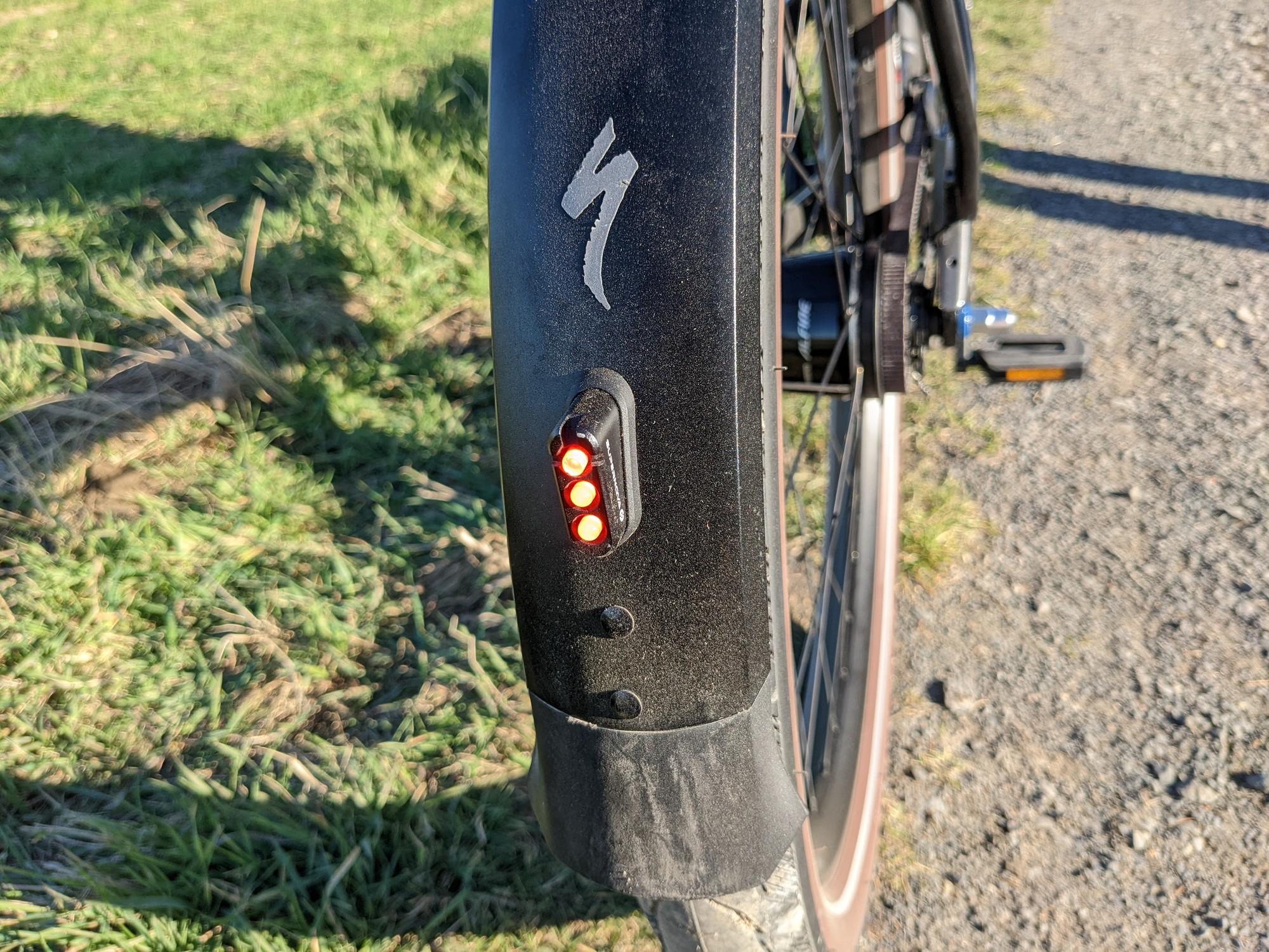 Das Bild zeigt das Rücklicht eines Specialized Turbo Como SL