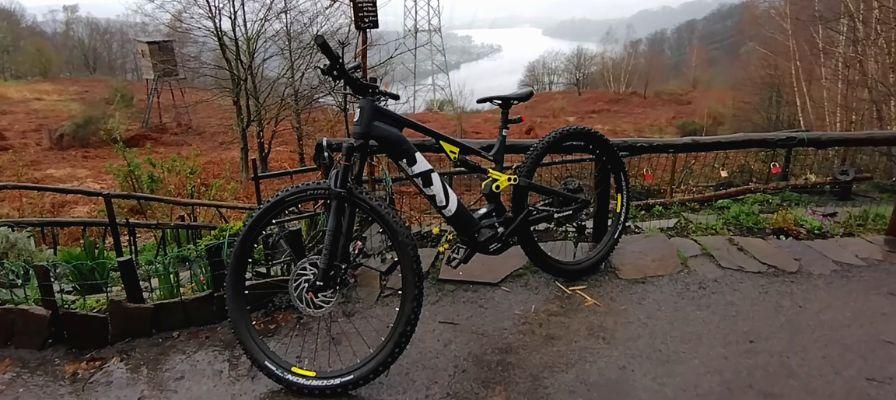 Entdecken Sie das Husqvarna Light Cross 3 E-Bike, ideal für anspruchsvolle Touren und beeindruckende Landschaften,