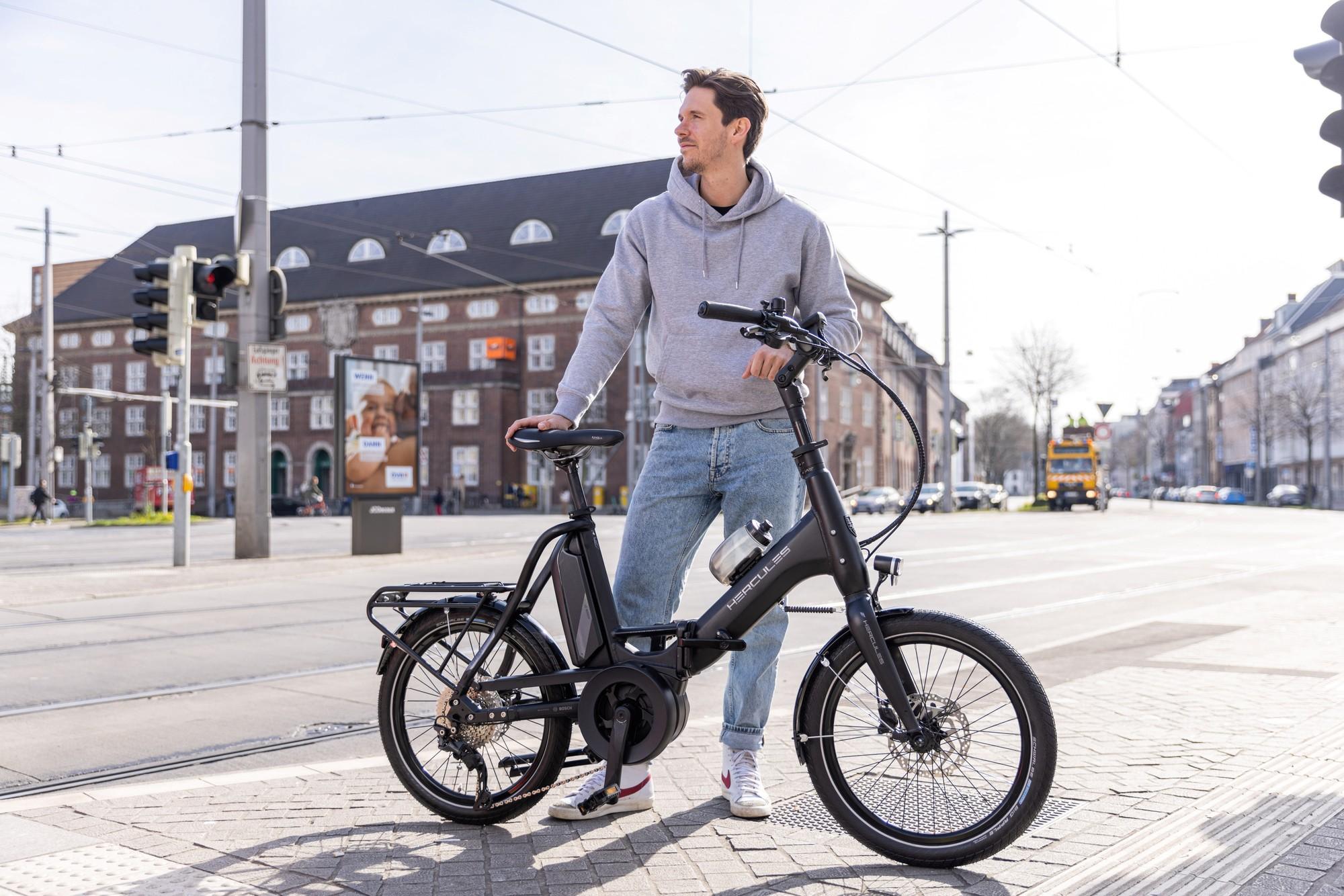 Das Bild zeigt ein Hercules Rob Fold 10 E-Bike, ein faltbares Modell mit 26-Zoll-Rädern.