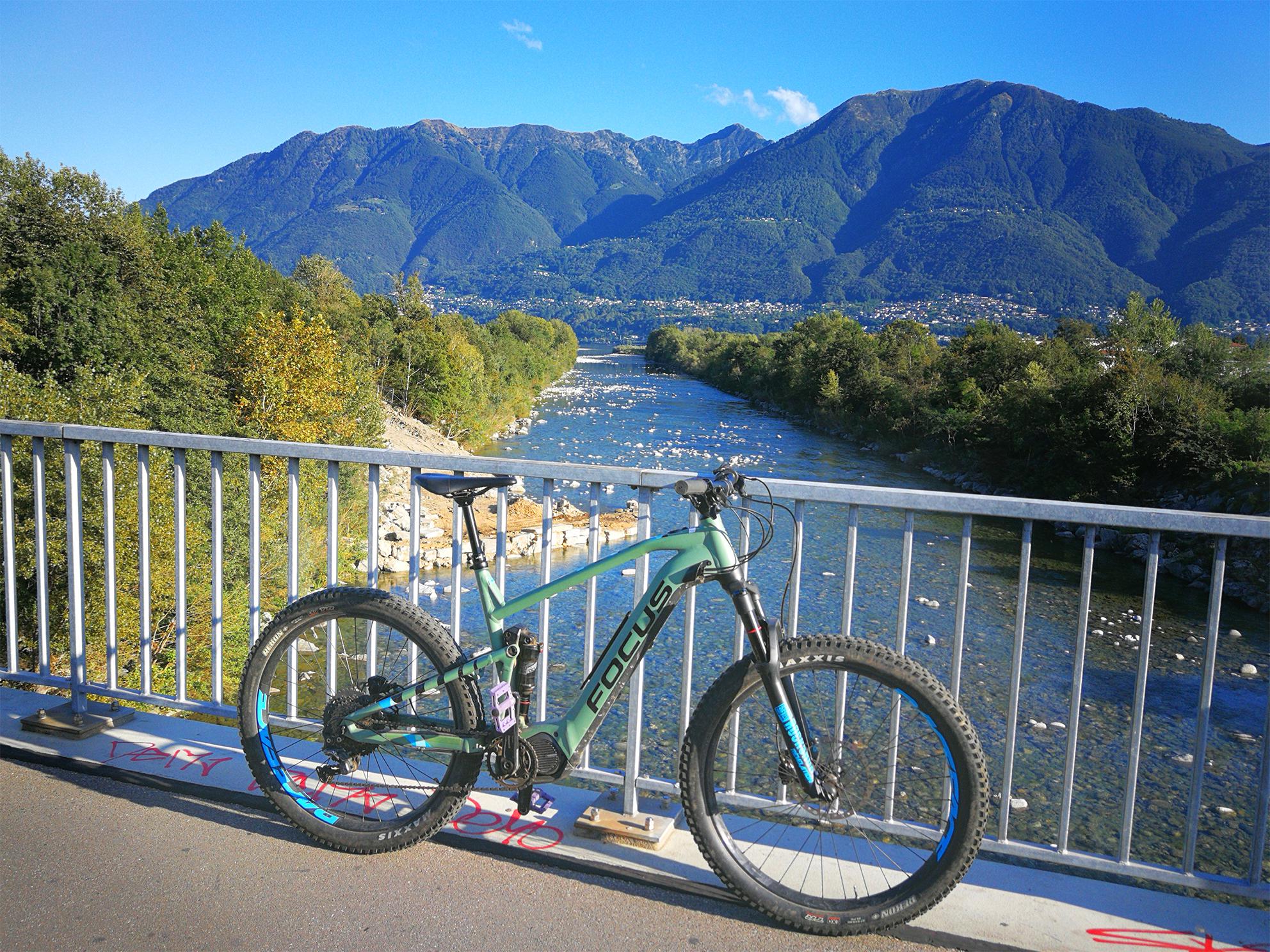Das Focus Jam2 Plus lehnt an einem Gelände an der Brissago Promenade