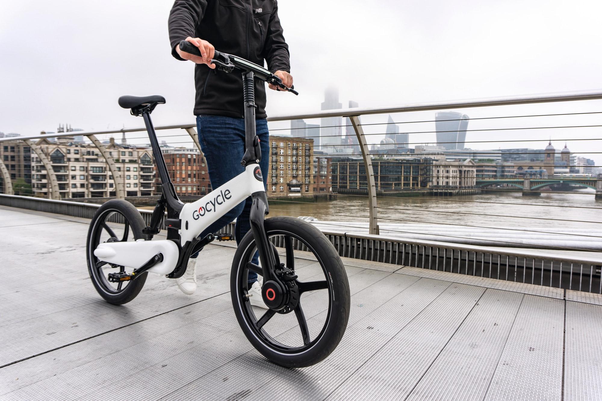 Entdecken Sie das stilvolle Gocycle G4i, ein faltbares E-Bike, ideal für städtische Abenteuer und Pendelstrecken.