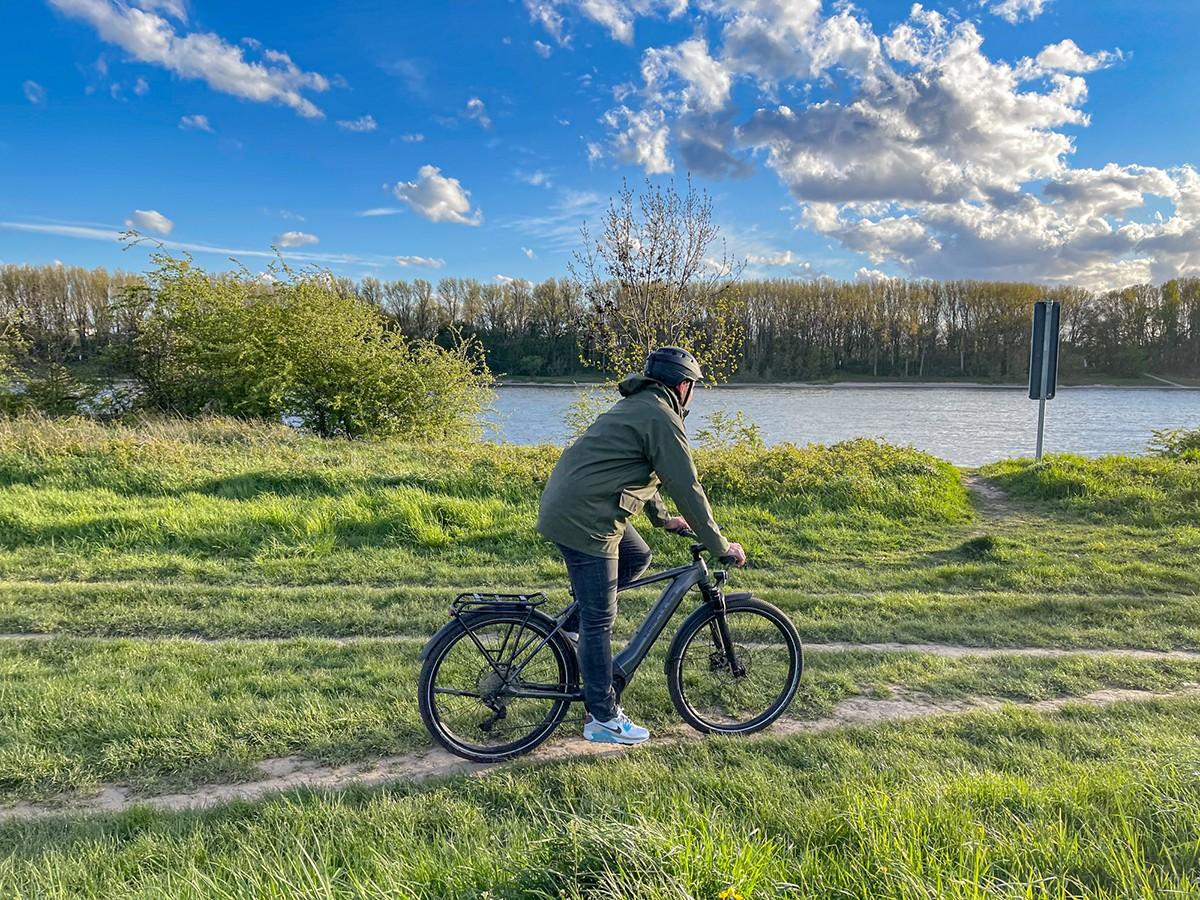 Sebastian fährt mit dem Hercules Pasero SUV I-10 einen Weg am Wasser entlang