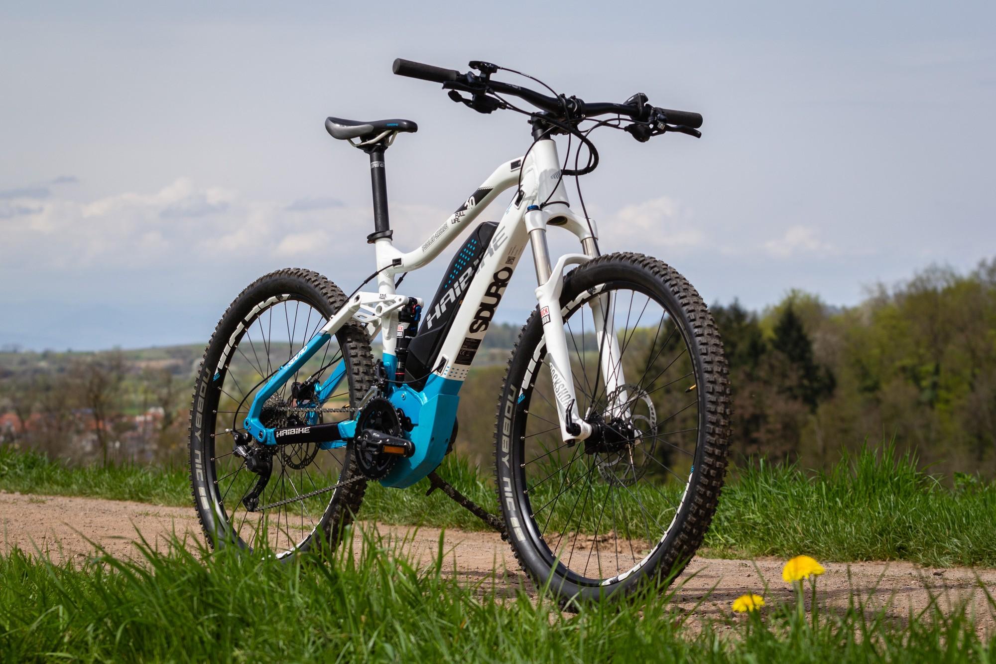 Das neue Haibike SDURO FULLLIFE 6.0 Hochleitungs e-Mountainbike auf einer Wiese.