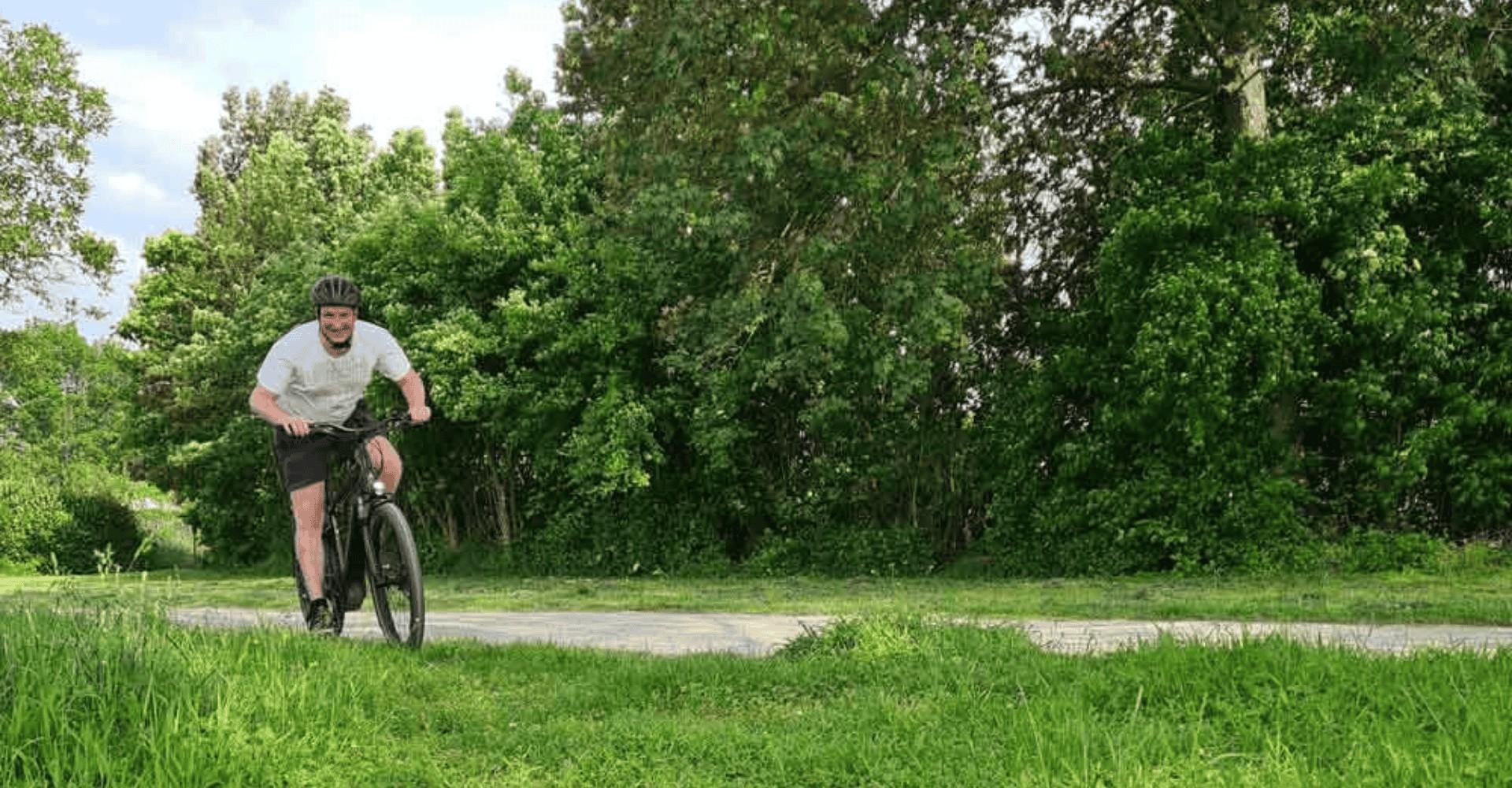 Jonas mit dem Specialized Turbo Vado 5.0 im Wald