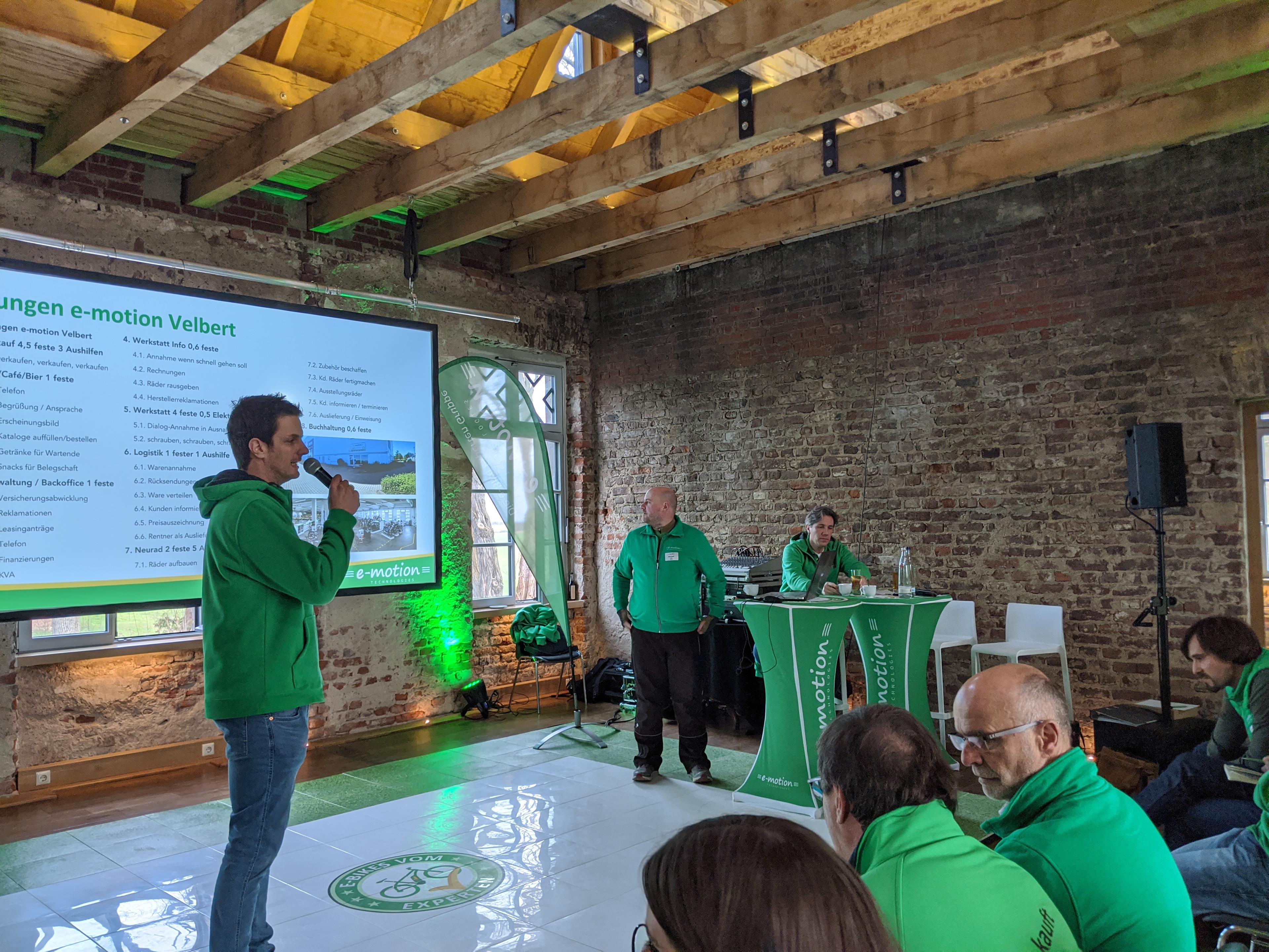 e-motion Mitarbeiter hören sich den kostenlosen Infoabend zum Thema e-Bike Neuheiten 2016 in Velbert an.