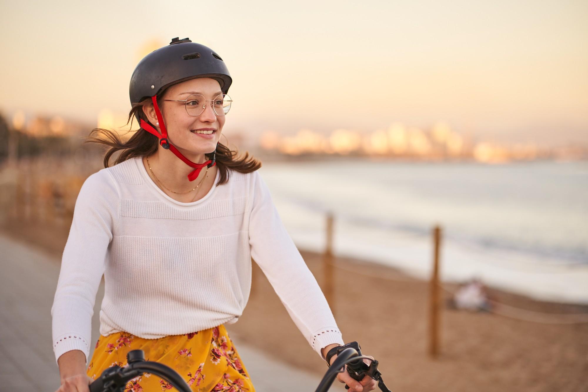 Junge Frau fährt das Corratec LifeS e-Bike in Barcelona