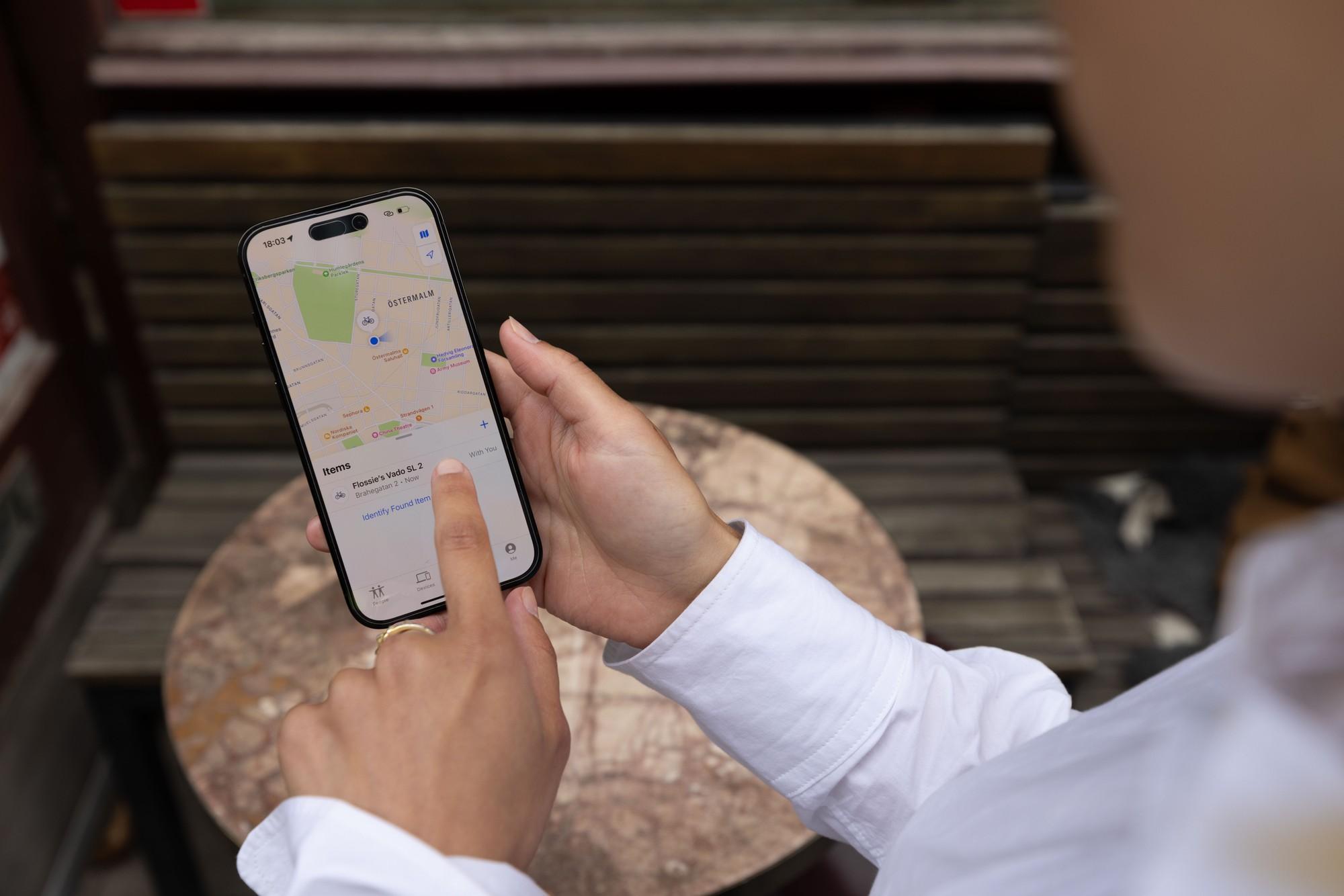 Person hält das Handy in der Hand, um eine Route zu planen