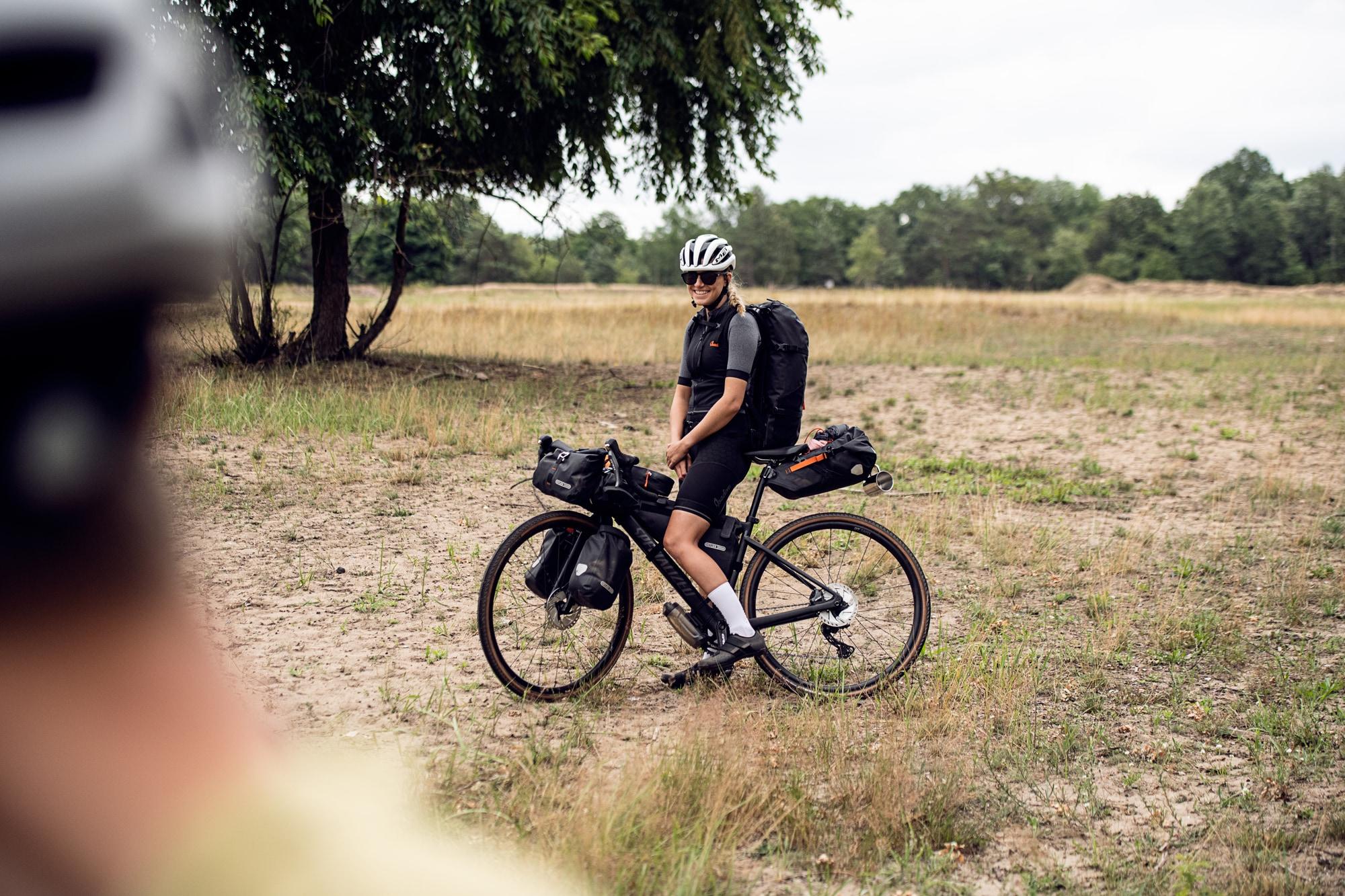 Entdecken Sie die Freiheit des Bikepackings mit dem RUE0120. Ideal für Abenteuer in der Natur und bestens ausgestat