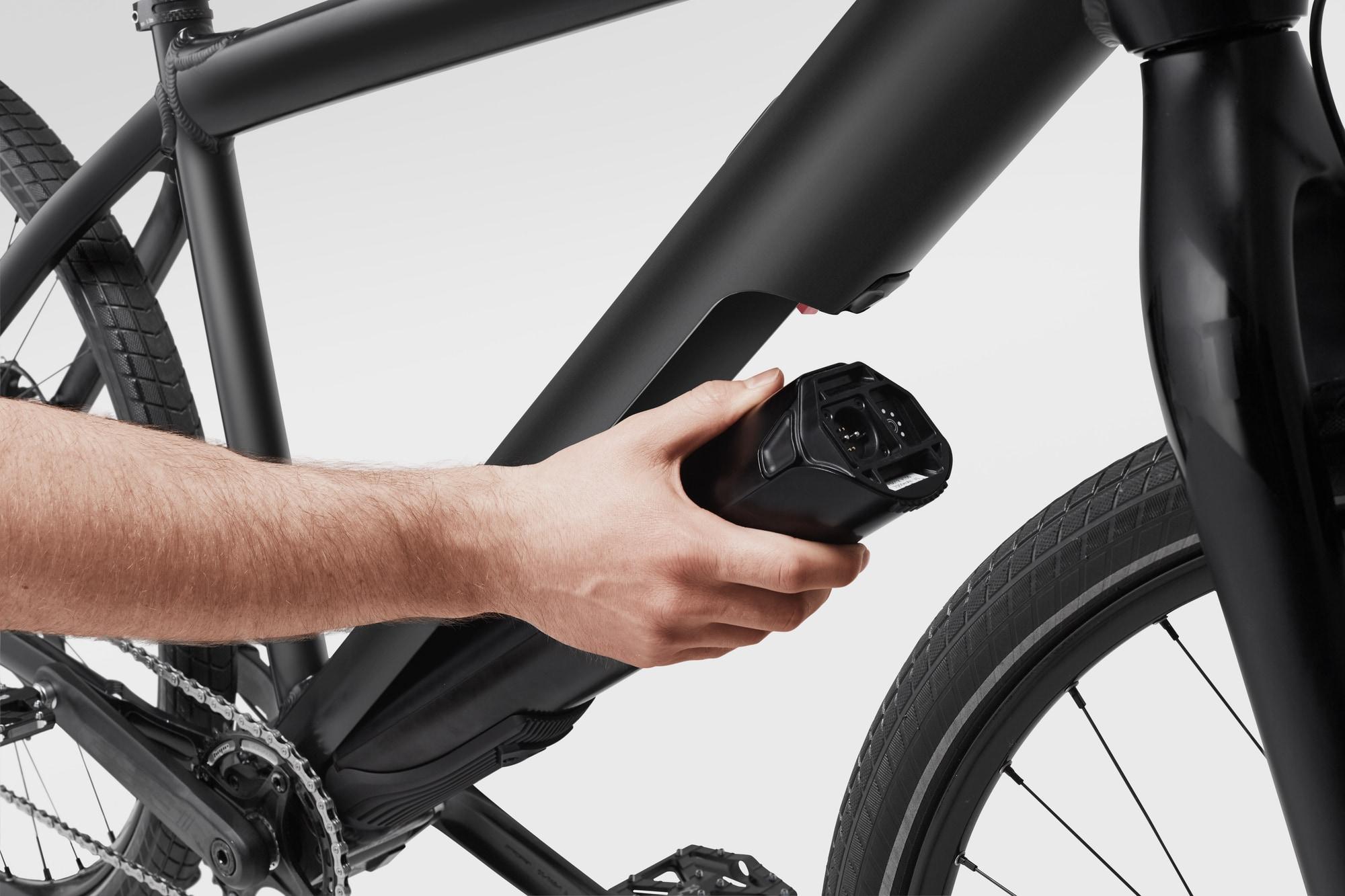Eine Person entnimmt den Akku eines e-Bikes