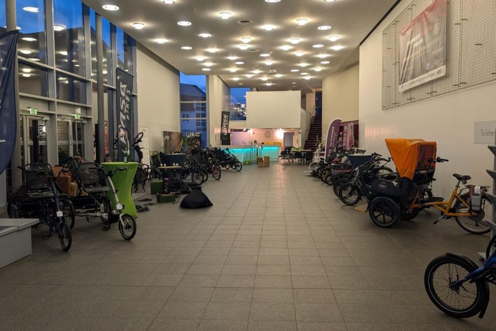 Der Raum der Messe kurz vor Beginn