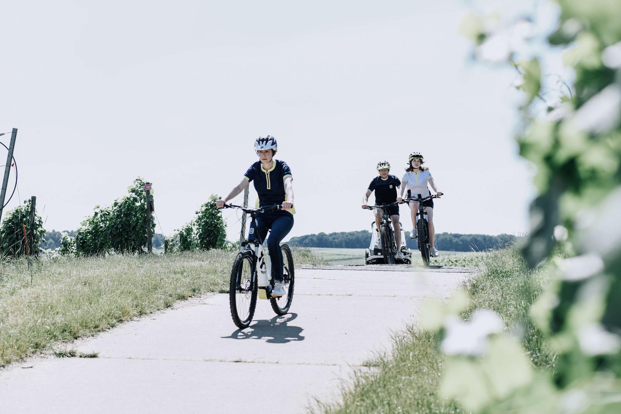 Drei Husqvarna e-Biker fahren durch die Natur
