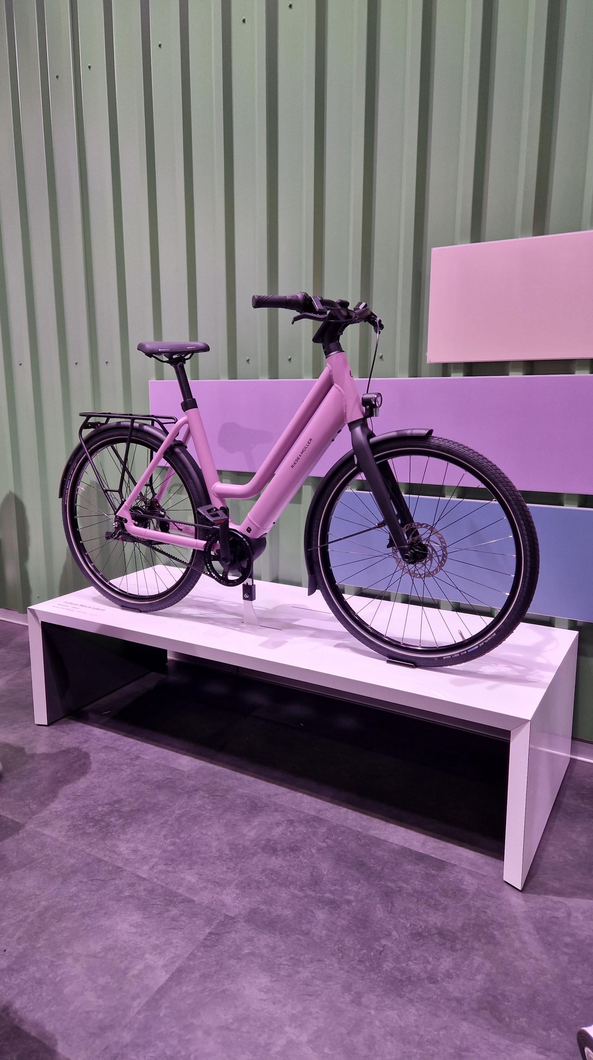 Auf dem Bild ist ein modernes E-Bike von Riese & Müller auf der Eurobike 2023 zu sehen.