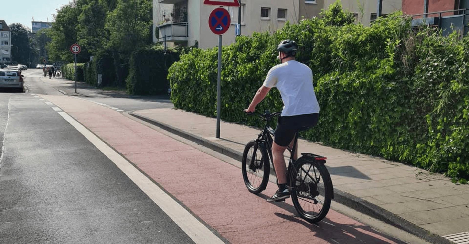 Ein Mann fährt mit dem Specialized Turbo Vado 5.0 den Fahrradweg entlang